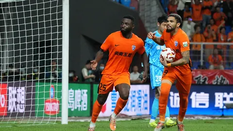 高晓松分享瘦身成果，26天减重26斤引网友目光转向背后男子